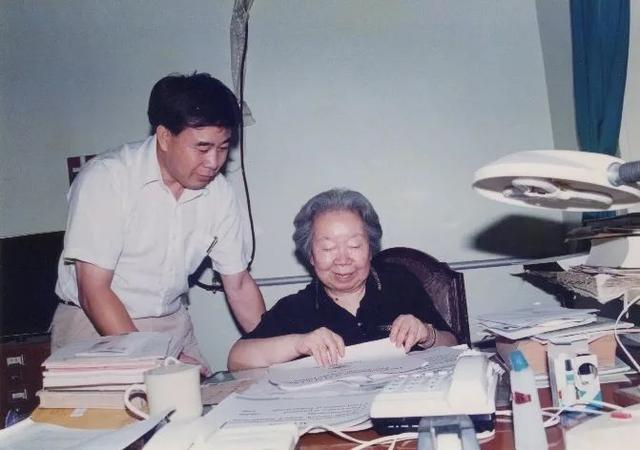 图｜洪志良和导师谢希德