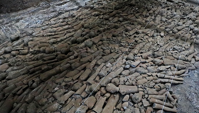  2021年12月14日，西安，实拍江村大墓（霸陵）外藏坑挖掘现场。 图片来源：视觉中国