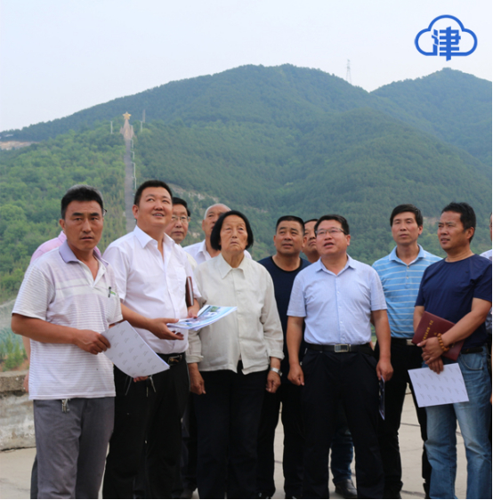 郭雪岗（右三）和申纪兰在工作中