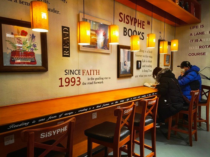 环境和体验成为吸引人们进入书店的重要因素。