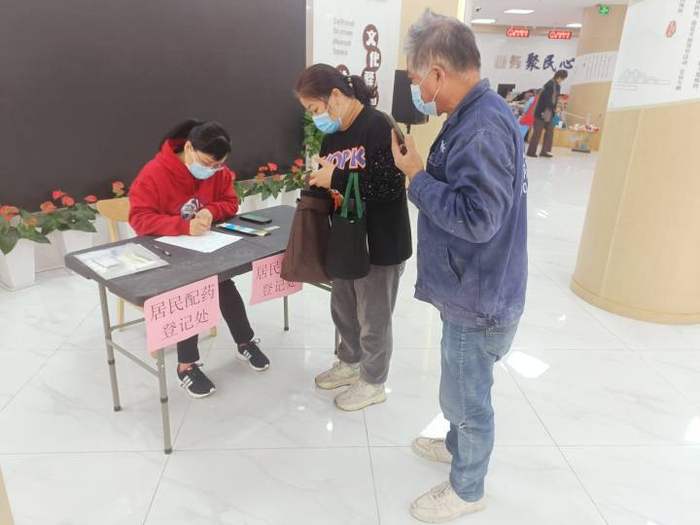 虞定娟医生在登记药品需求。