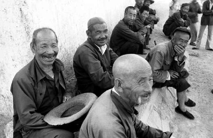 　　1989年渭源县城郊村的老人家。李胜利 摄