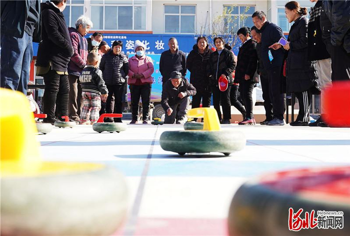 12月1日，巨鹿县阎疃镇宋家庄村村民在体验陆地冰壶。当日，该县“冰雪大篷车”走进阎疃镇宋家庄村，让群众近距离感受冰雪运动的魅力。河北日报通讯员胡良川摄