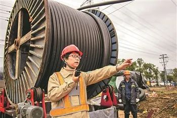 　　遇到难题迎难而上，动手去解决、去创造，并以此为乐——这是何光华眼中的幸福。工人日报通讯员 许阳 摄