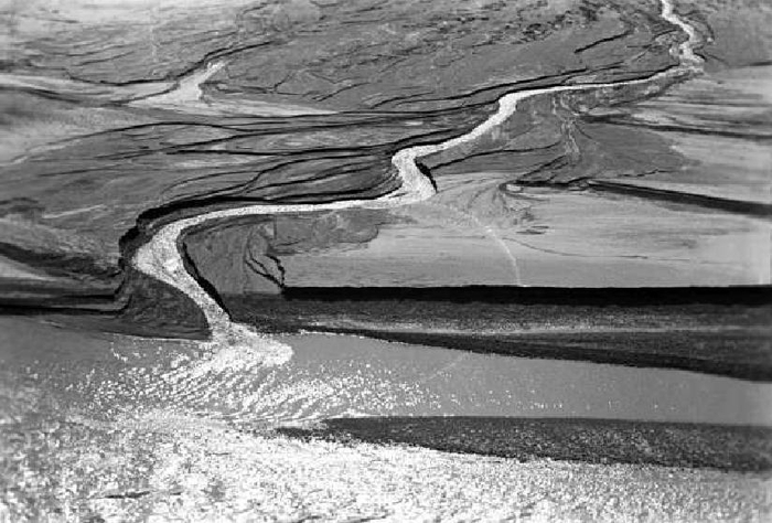 　　宝鸡峡里渭河的小支流。石宝琇 摄