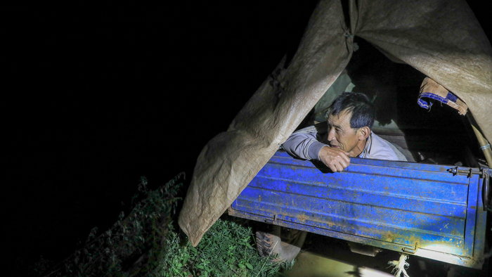 通宵守着玉米地的农民&nbsp; &nbsp;时代周报记者&nbsp; 郭梓昊/摄