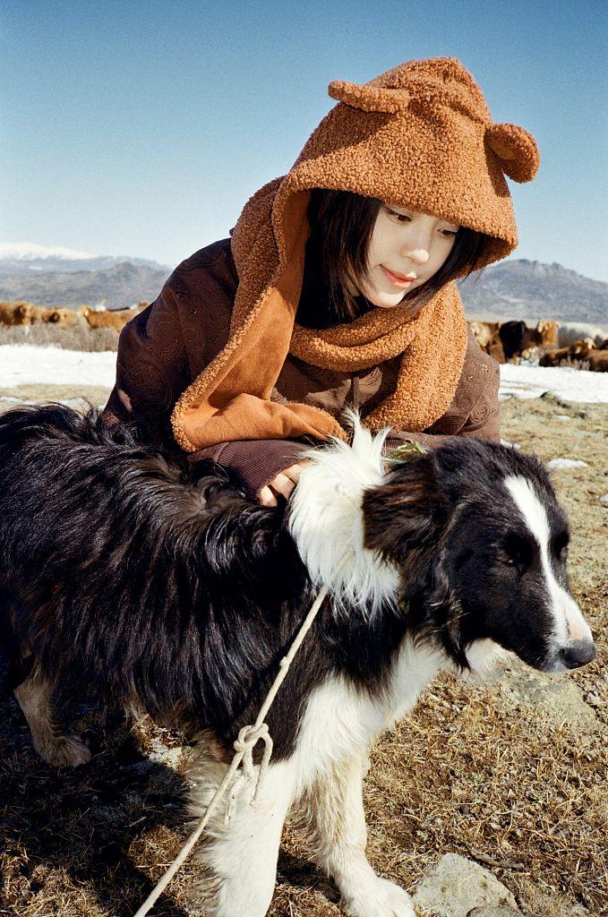 欧阳娜娜阿勒泰胶片感写真尽显少女清新 戴小熊头套骑马超可爱