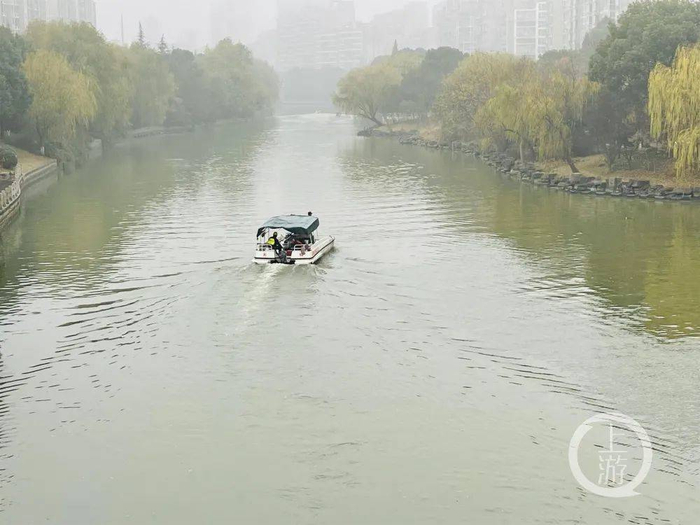 ▲12月16日，江苏无锡，搜救船被安排往返于上下游进行排查。摄影/上游新闻记者 时婷婷