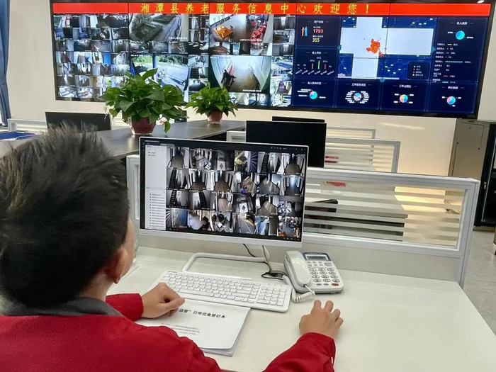 湘潭县养老服务信息中心工作人员正查看服务范围内养老机构的监控视频。新华社记者苏晓洲摄