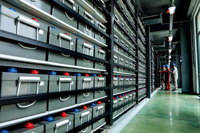 2020年10月29日，浙江长兴县，在10千伏长兴雉城储能电站内，工作人员在蓄电池室检测并网后单个蓄电池电压。图/新华