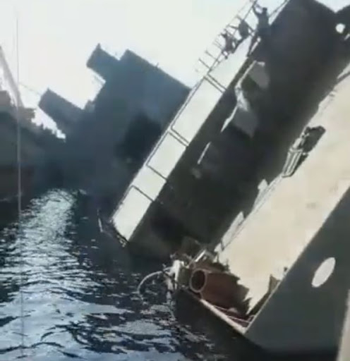 网传“塔拉耶赫”号此前侧翻的视频截图