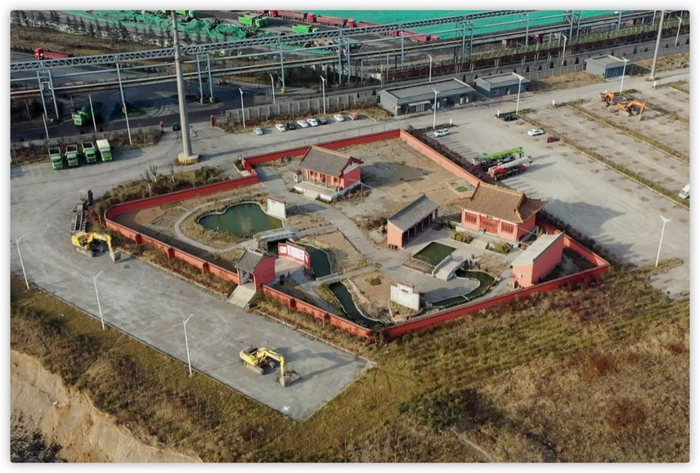 图为这段河道内非法建设的大禹庙。