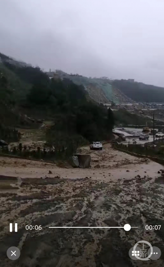 ▲大坳冲村一带因尾矿随意堆积引发安全隐患，一遇雨季，滑坡、泥石流频发。图片来源/受访者供图