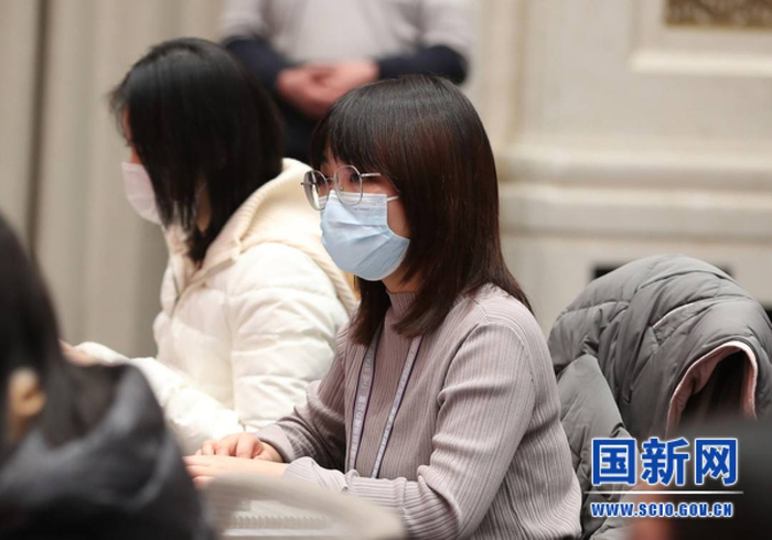 封面新闻记者提问（图片来源：国新网）