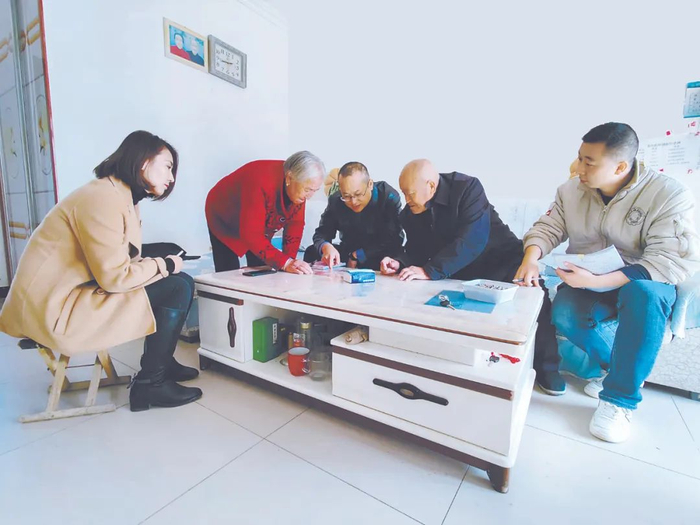近日，陕西省延安市宝塔区甘谷驿镇纪委干部在史家沟村村民家中了解医疗社保等政策落实情况。艾成成 摄