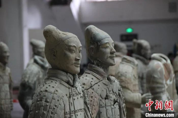 资料图：秦始皇帝陵兵马俑修复区内矗立着的兵马俑。张一辰　摄