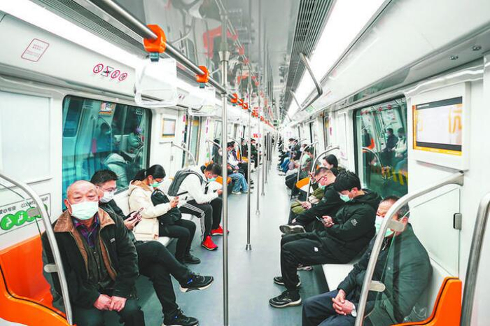 ○体验首日，众多市民前来体验四号线