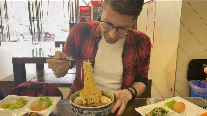 ▲2021年5月1日，Brian在兰州品尝兰州牛肉面。受访者供图