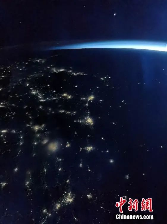 资料图：航天员汤洪波的太空摄影作品。图片来源：中国航天员科研训练中心