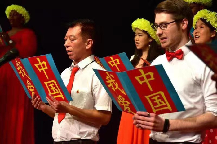 ▲2019年国庆前夕，Brian参与学校组织的合唱表演。受访者供图