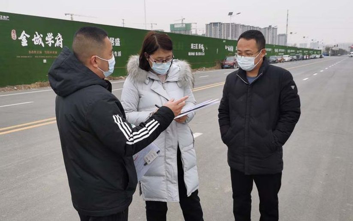 华泰财险委托公估公司代查勘，查勘车无标识，查勘员未戴工牌。