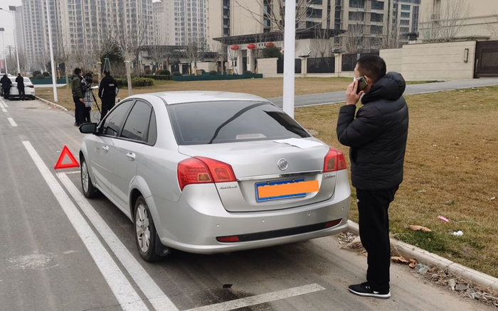 模拟人伤交通事故，拨打报案电话