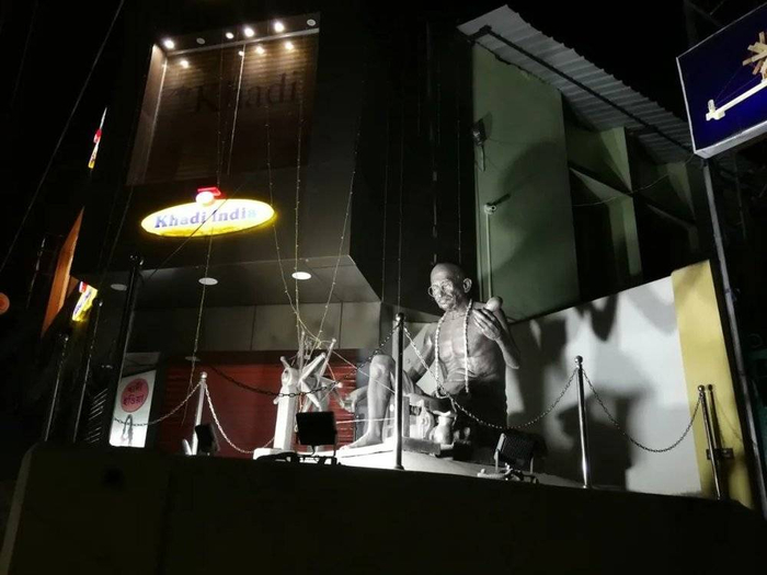 ●甘地纺纱的雕塑。