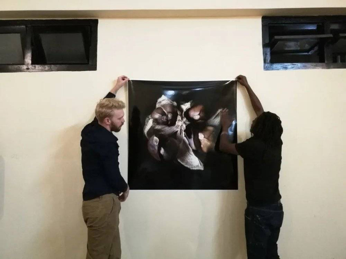 ●James和Samuel在测量布展。