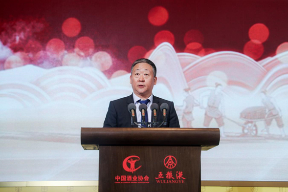 　　图为中国酒业协会理事长宋书玉致辞