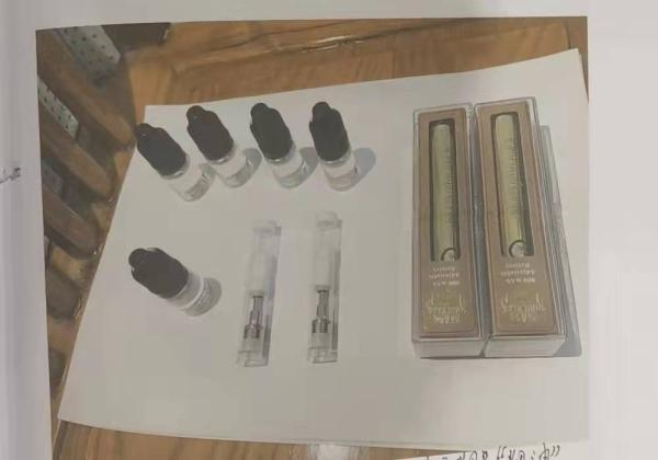 在宋某家中查获的“上头电子烟” 静安检察院供图