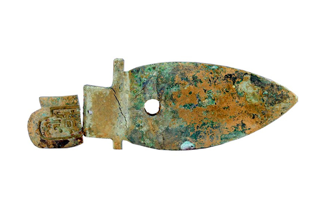 陶家营遗址出土的青铜戈。均为新华社发（资料图片）