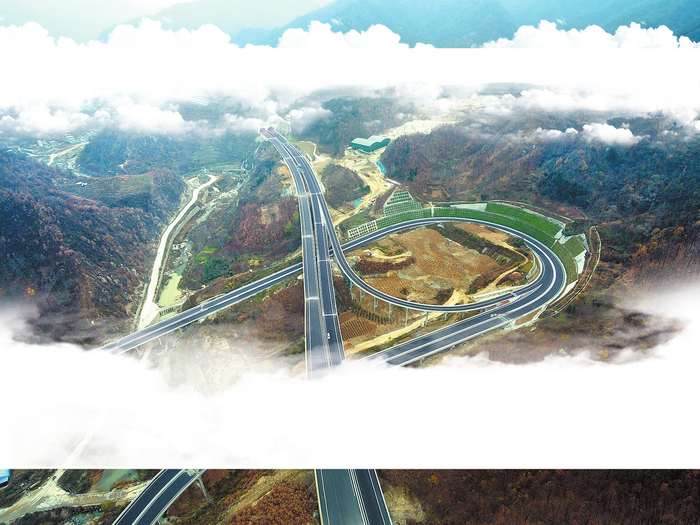 郑西高速宛若云雾间的一条“巨龙”（12月16日摄）。（记者 王铮 摄）