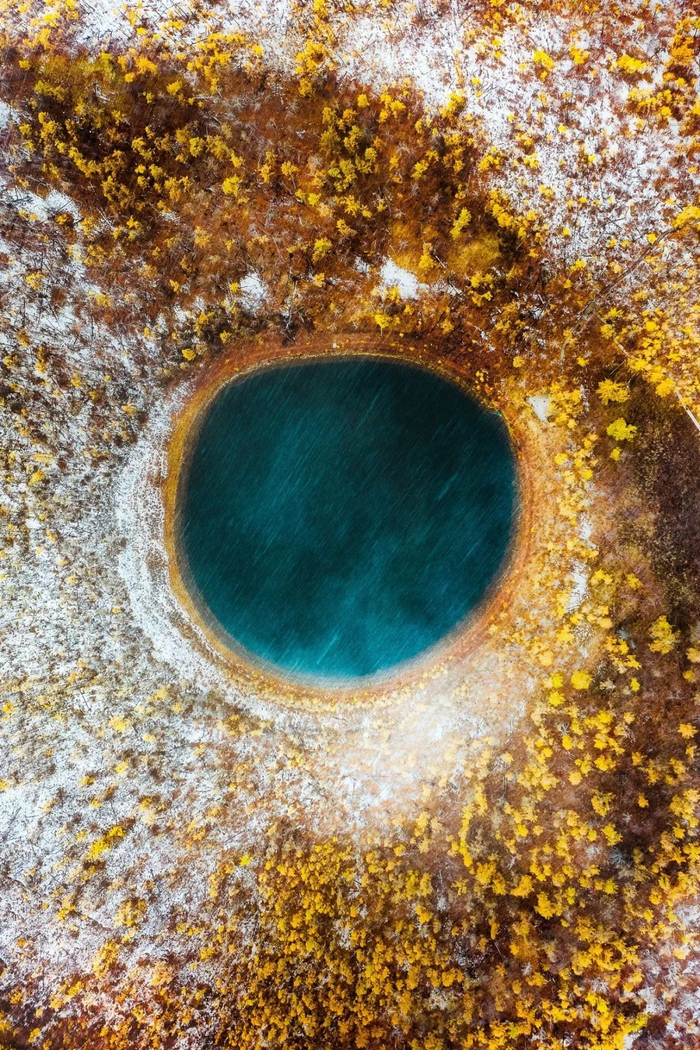 雨水和融雪不断地流入火山口，形成了火山口湖。