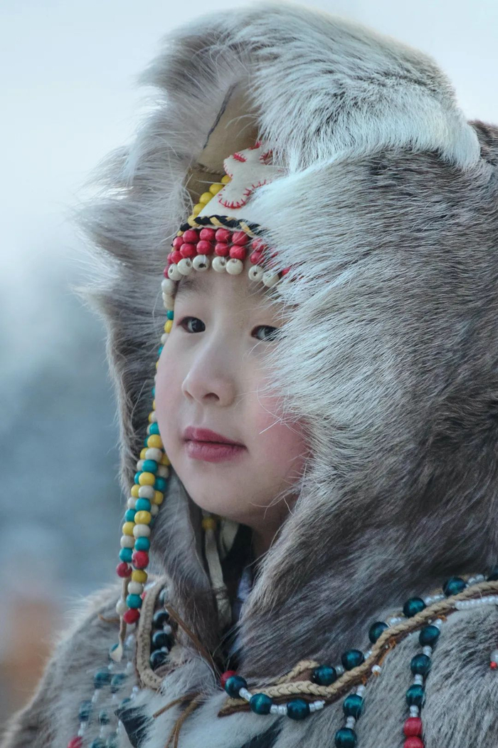 身着驯鹿皮衣的鄂温克族女孩。