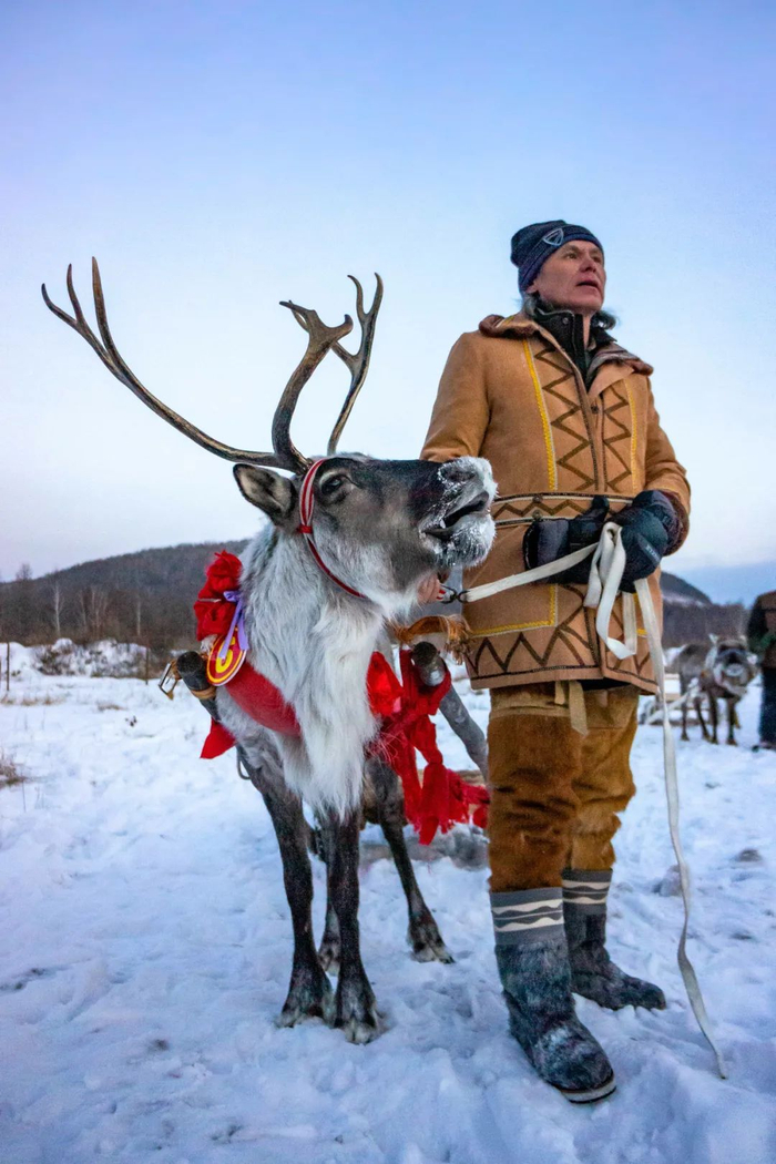 在根河生活的鄂温克族人与驯鹿。