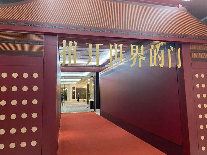 12月18日晚，“大爱无国界”国际义卖直播活动现场。新京报记者 谢莲 摄