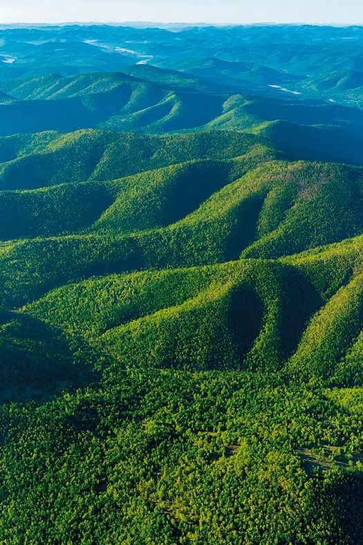 绵延起伏的山脉。