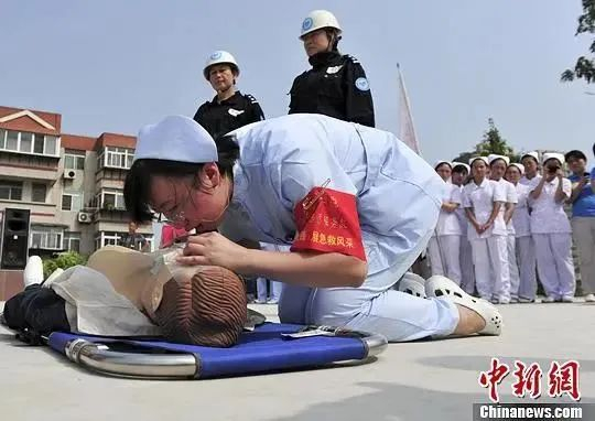 资料图：志愿者进行急救演练。中新社发 张勇 摄　