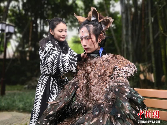 焕焕给扮演《山海经》异兽“顒”的模特做妆造。陈选斌 摄