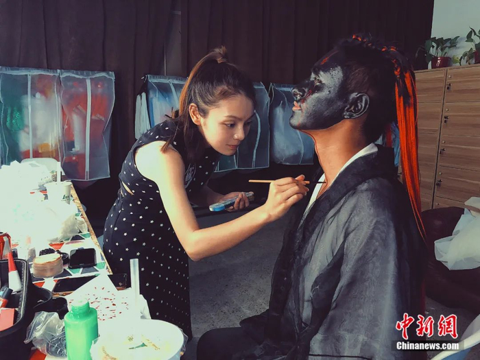 焕焕给扮演《山海经》异兽的模特化妆。受访者供图