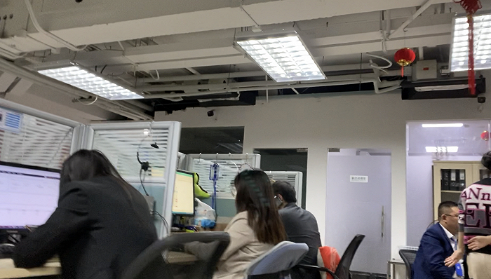 公司里，每一位催收员都背负着考核压力，几乎全天候带着耳麦。王飞翔摄