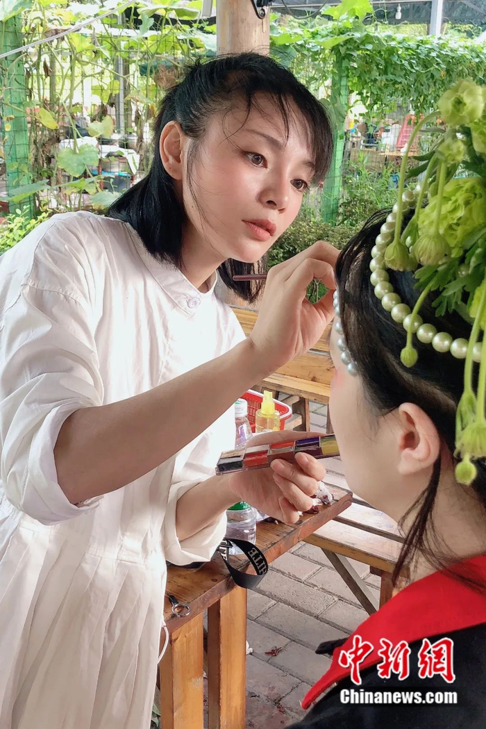 焕焕给扮演《山海经》异兽的模特化妆。受访者供图