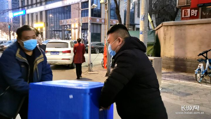 每天下午五点半，冯斌和同事要到住地为流调队员们取晚餐。长城网记者 刘澜澜 摄