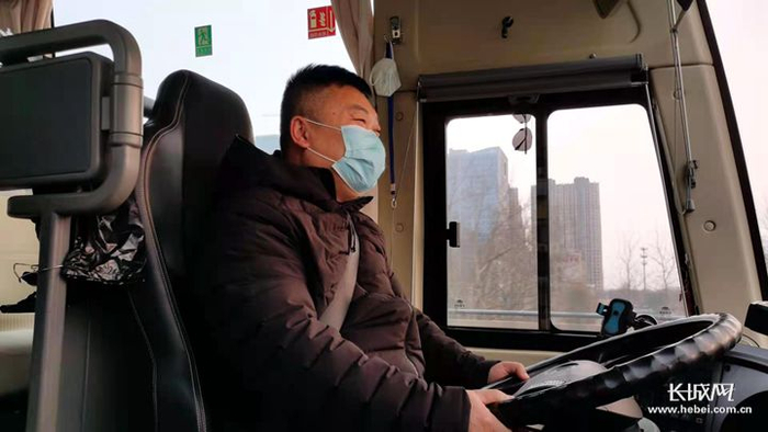 石家庄市新干线客运公司司机冯斌，这些天负责接送浙江流调队19名队员。长城网记者 刘澜澜 摄