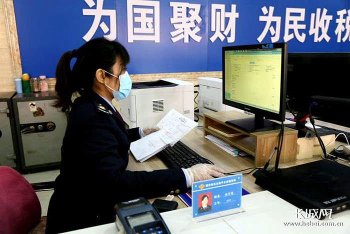 平乡县税务局徐军霞办理退税业务。孔祥奎 摄