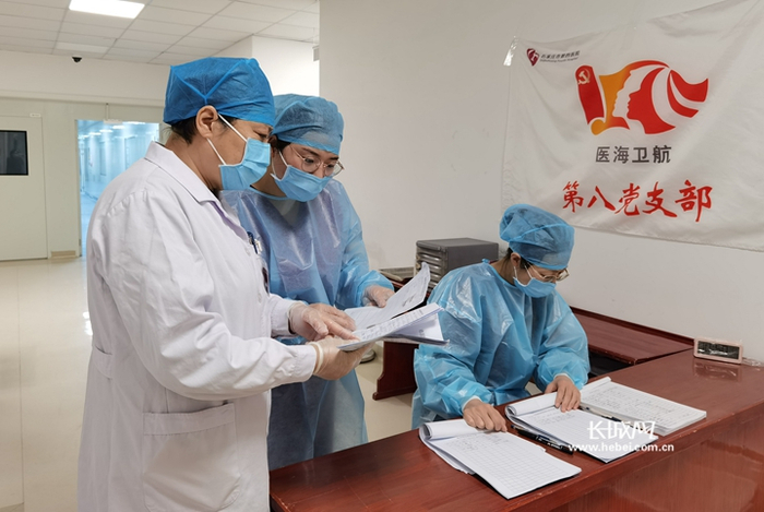               许红是一名拥有16年党龄的老党员。石家庄市妇产医院供图