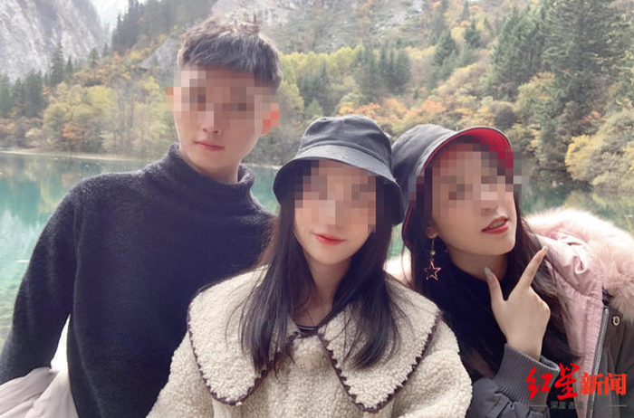 事故发生前三人合影