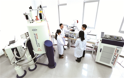 图为新和成实验室