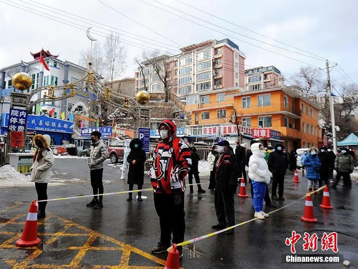 资料图：吉林通化市民有序排队进行核酸检测。袁昊 摄