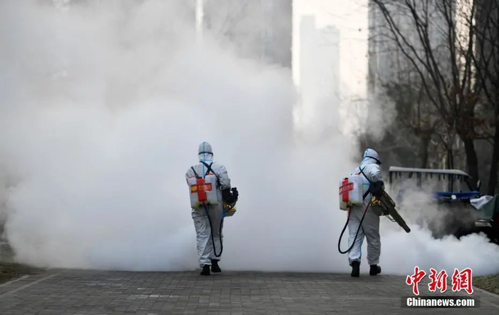 资料图：1月20日，石家庄赵陵铺路街道上河原著社区，工作人员正有序进行消毒工作。中新社记者 翟羽佳 摄